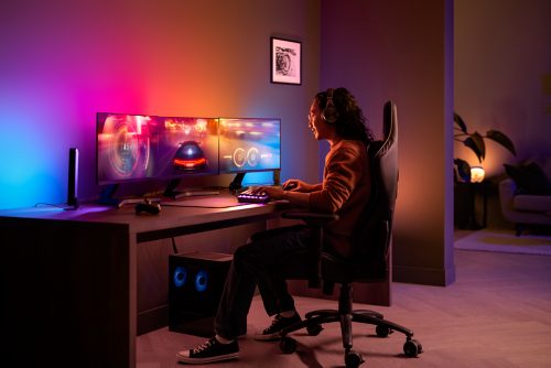 Configurazione di gioco un set di tre monitor per computer con una luce a  led rosa