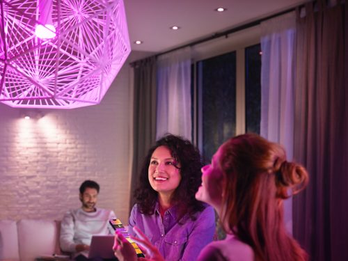  Philips Hue Bombilla inteligente LED blanca y de color A19 E26  y bombilla inteligente blanca A19 de lúmenes medianos, 1100 lúmenes,  compatible con Bluetooth y Zigbee (Hue Hub opcional), 1 bombilla 