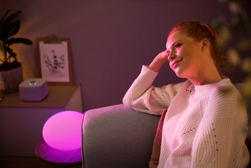  Philips Hue Flourish - Lámpara led de mesa (versión Bluetooth,  compatible con Alexa y Google Assistant), color blanco : Herramientas y  Mejoras del Hogar