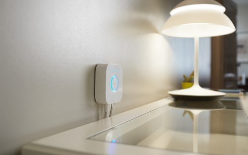 Hue モーションセンサーが、スマート ライトを動きに合わせて起動 | Philips Hue JP