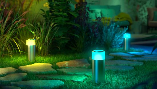 Embellece tu jardín trasero con iluminación para exteriores