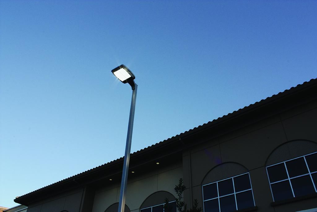 Gullwing Area Large LED GL18 - Architectural arm mount | Gardco 